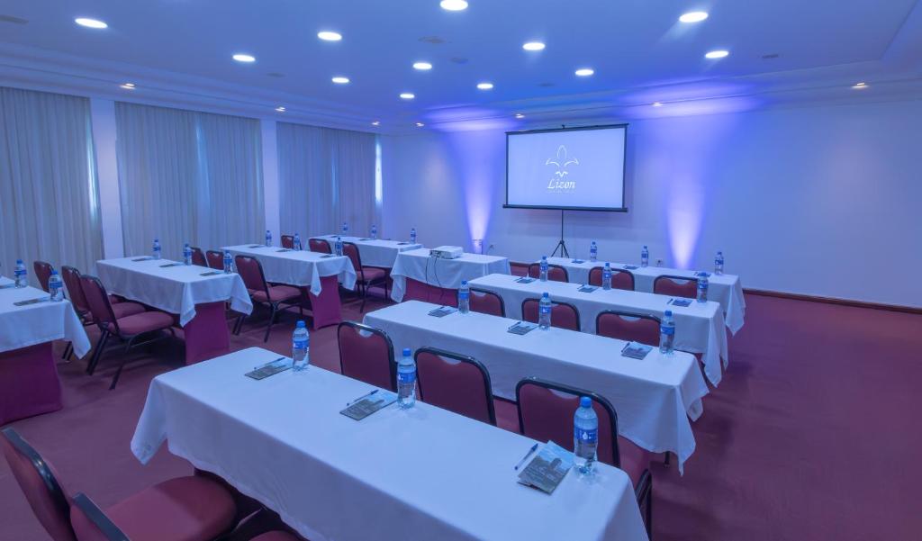 Área de negócios e/ou sala de conferências em Lizon Curitiba Hotel