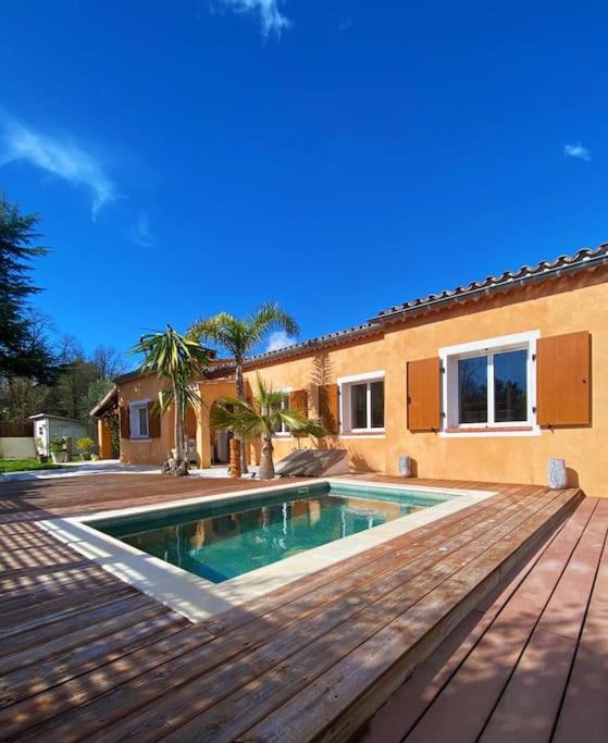 une maison avec une piscine et une terrasse en bois dans l'établissement Valbonne, villa avec piscine, à Valbonne