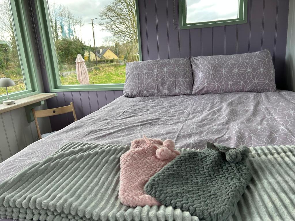 Postel nebo postele na pokoji v ubytování Market Street Shepherd's Hut Leitrim