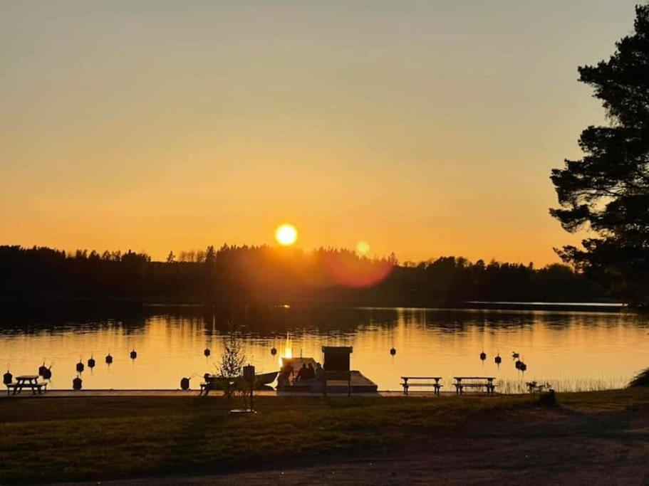 einen Sonnenuntergang über einem See mit Enten im Wasser in der Unterkunft Merikruunun Tähdistöhuvila Sirius 56 in Kulla