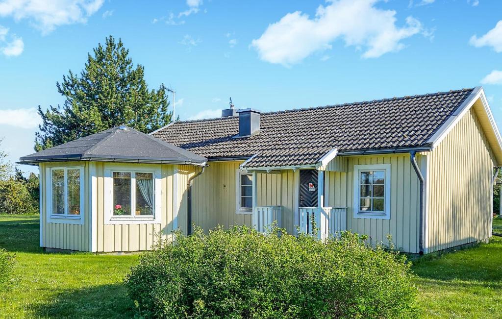 a small yellow house on a green lawn at 2 Bedroom Stunning Home In Borgholm in Föra