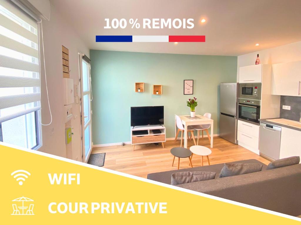 sala de estar con sofá y cocina en Le Rémois - PARKING - Cour privative - WIFI, en Reims