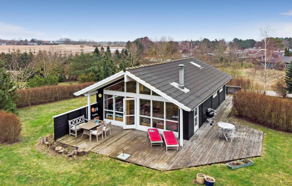 een uitzicht op een klein huisje op een terras bij Cozy Home In Vordingborg With Wifi in Vordingborg