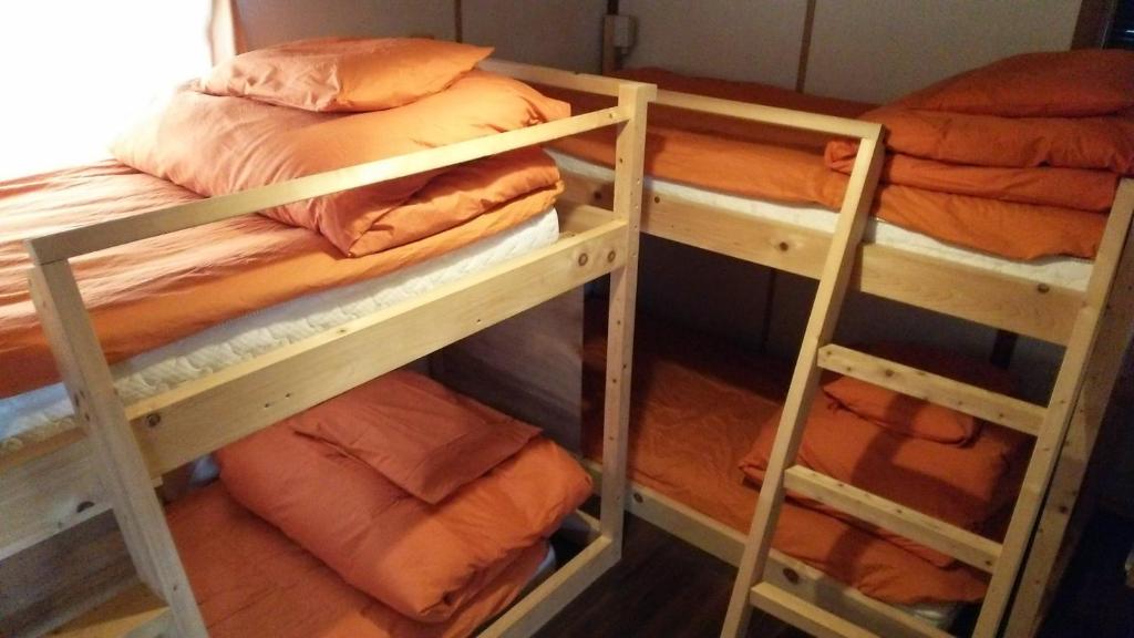 Guesthouse MI CASA SU CASA tesisinde bir ranza yatağı veya ranza yatakları