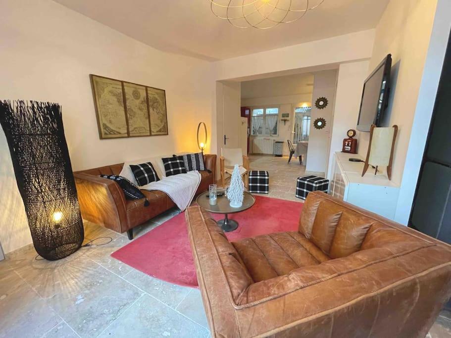 un salon avec un canapé et une table dans l'établissement Maison Cosy Intra-muros, clim, parking, extérieur, à Aigues-Mortes