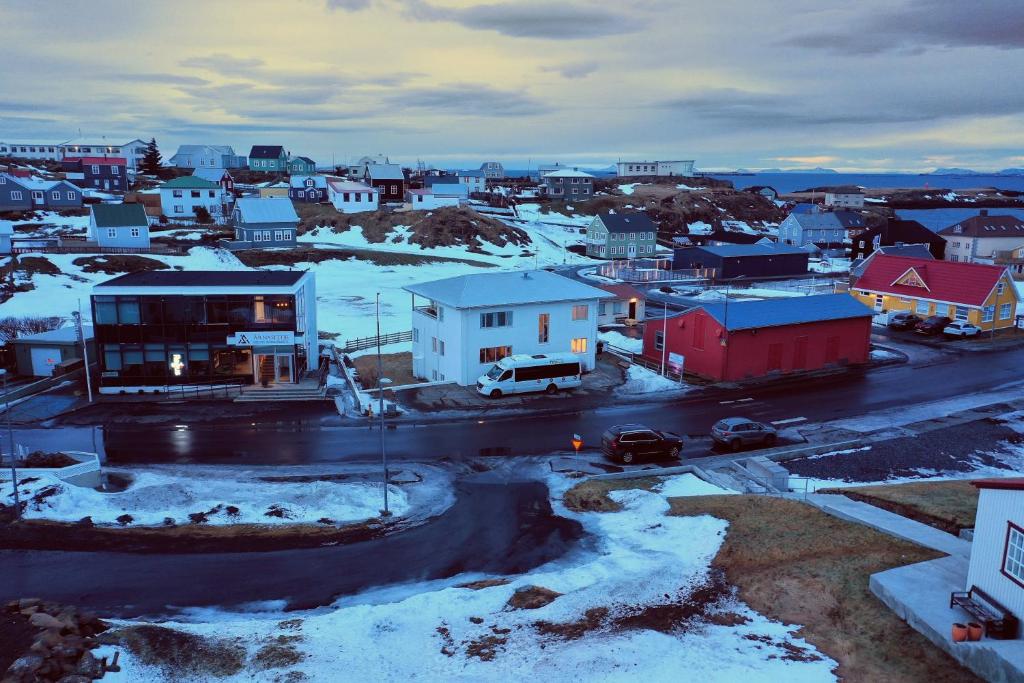 małe miasteczko w śniegu z ulicą w obiekcie The Stykkishólmur Inn w mieście Stykkishólmur