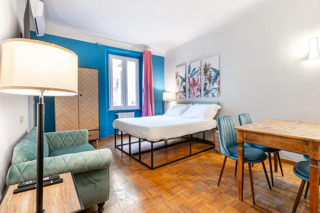 a room with a bed and a table and chairs at Panzani 13 in Florence