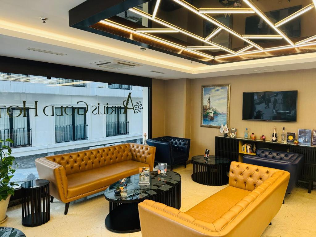 een lobby met banken en tafels en een tv bij Aprilis Gold Hotel - Special Category in Istanbul