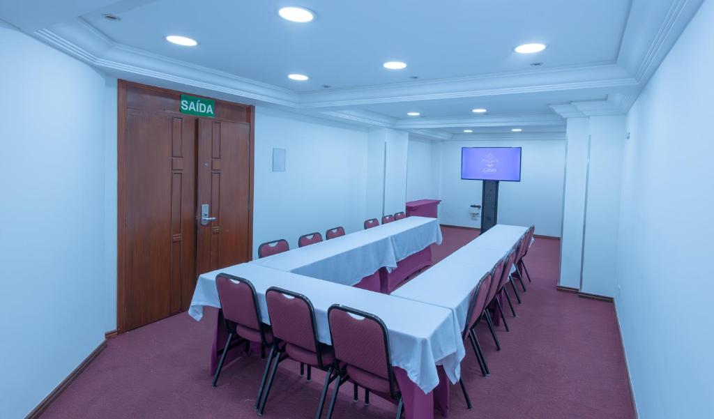Área de negócios e/ou sala de conferências em Lizon Curitiba Hotel
