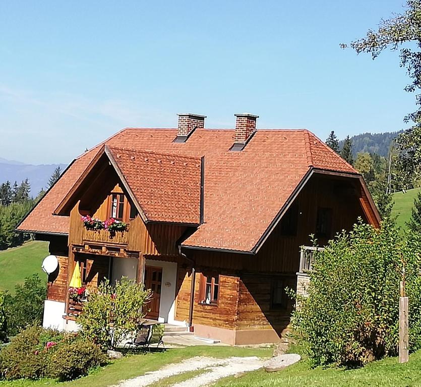 une maison avec un toit brun dans l'établissement Ferienhaus Karin, à Rieding