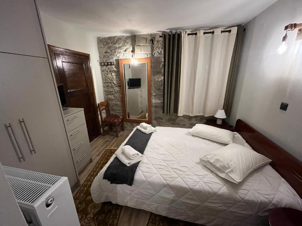 Postel nebo postele na pokoji v ubytování Kostaki's Stonehouse 2