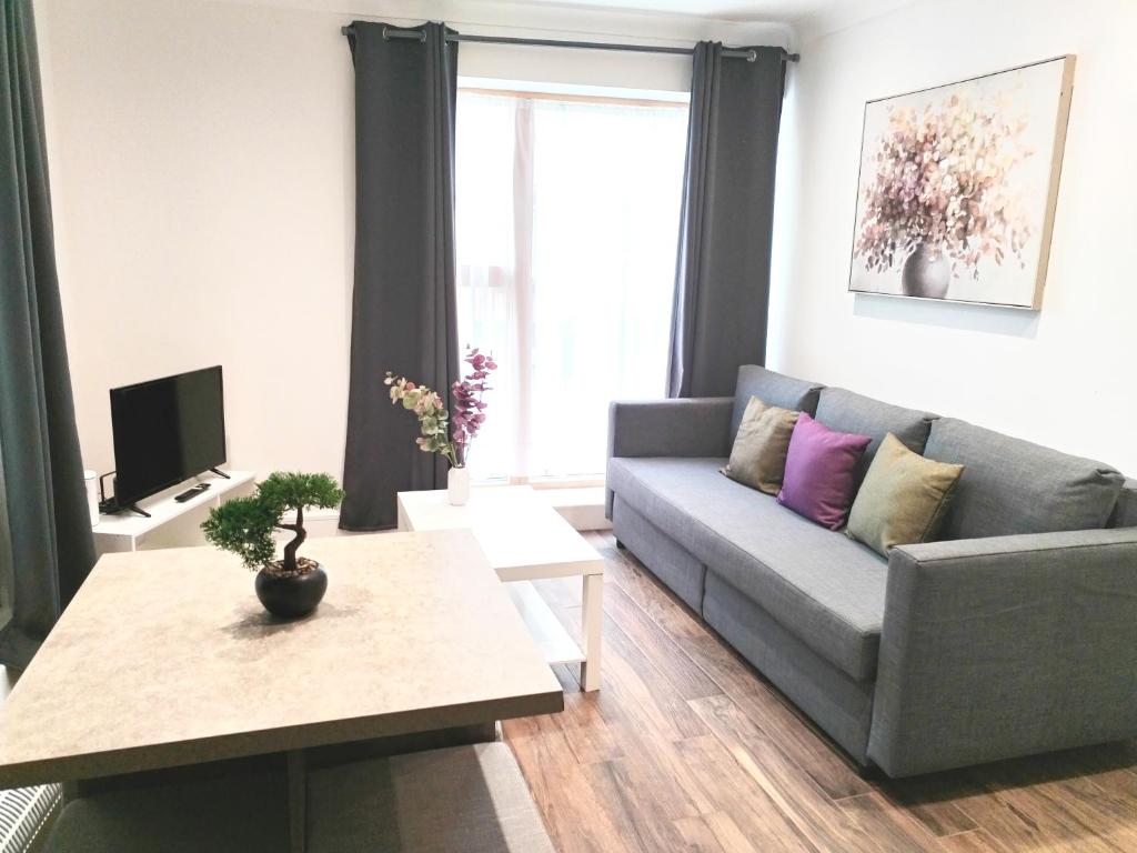 sala de estar con sofá y mesa en Luxury apartment near London centre, near train station, E1, en Londres