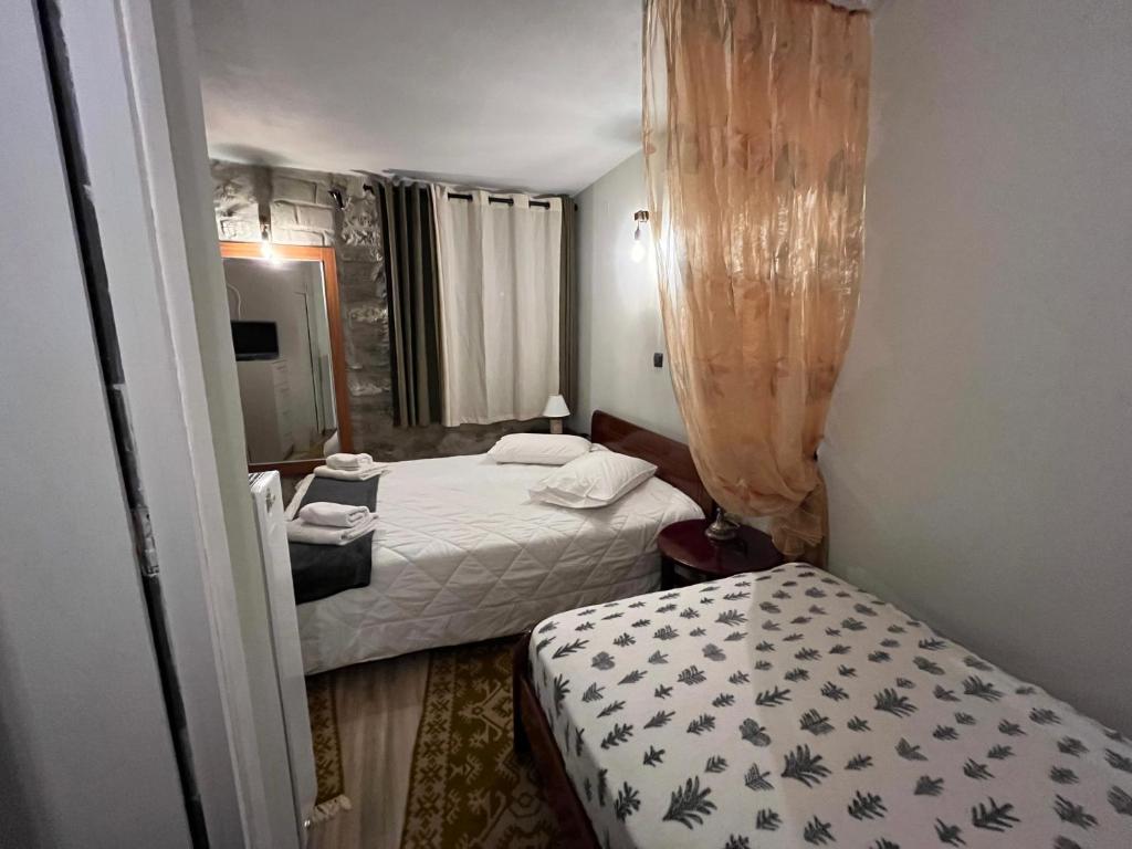 Postel nebo postele na pokoji v ubytování Kostaki's Stonehouse 2