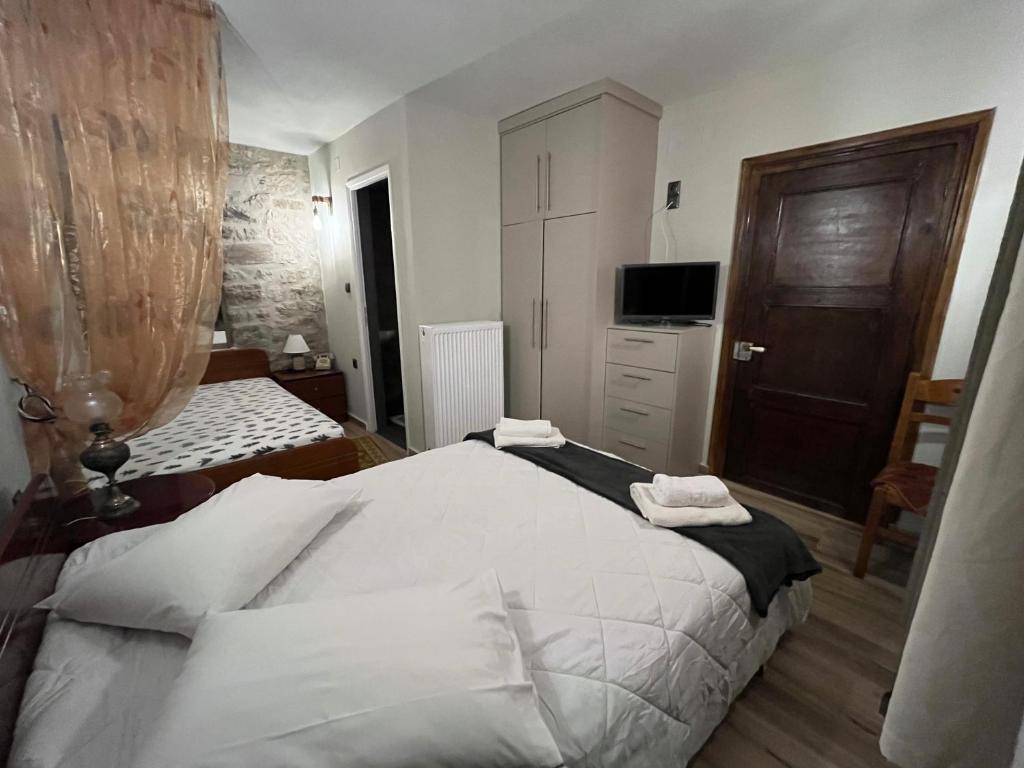 Postel nebo postele na pokoji v ubytování Kostaki's Stonehouse 2