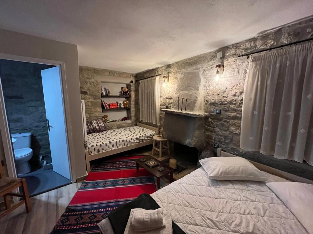 Postel nebo postele na pokoji v ubytování Kostaki's Stonehouse 2