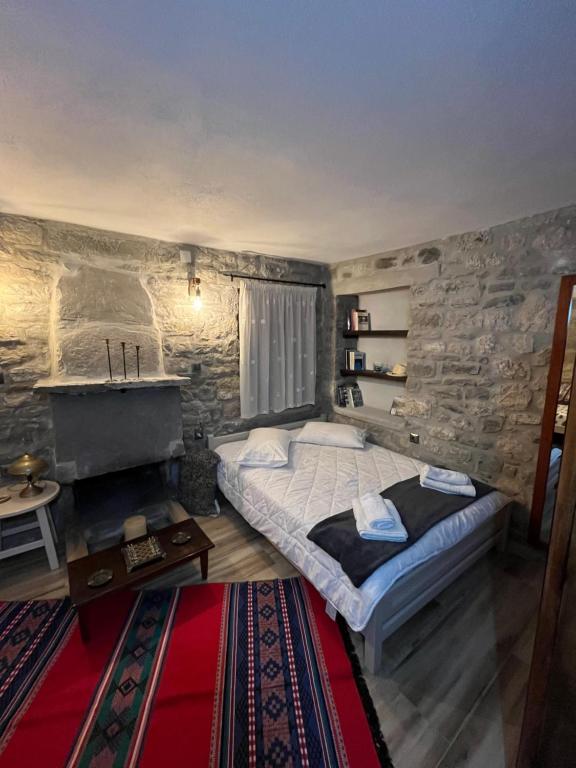 Postel nebo postele na pokoji v ubytování Kostaki's Stonehouse 2