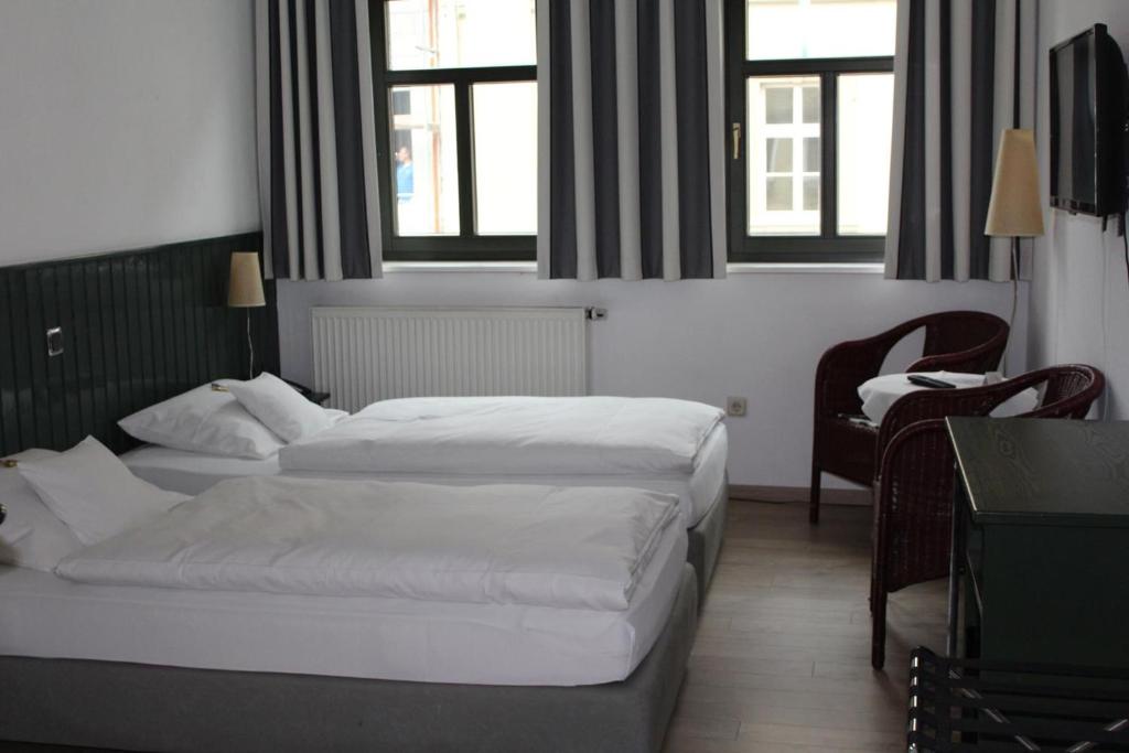 Postel nebo postele na pokoji v ubytování Hotel Café Rhönperle