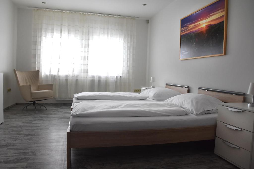 Un dormitorio con una cama grande y una ventana en Apartmán Hrušky, en Hrušky