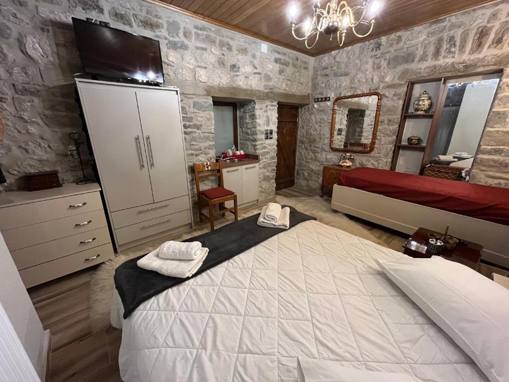 Postel nebo postele na pokoji v ubytování Kostaki's Stonehouse 2