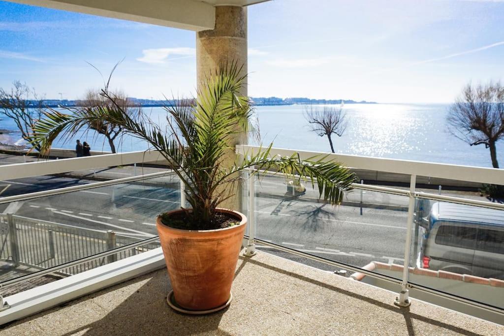 une plante en pot assise sur un balcon donnant sur l'eau dans l'établissement 3 chambres vue mer 110m2- terrasse - parking, à La Rochelle