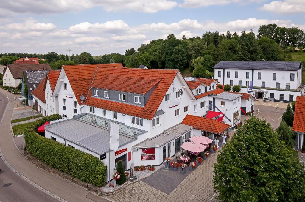 une vue aérienne sur une ville avec des bâtiments blancs dans l'établissement Aalener Römerhotel aWL, à Aalen