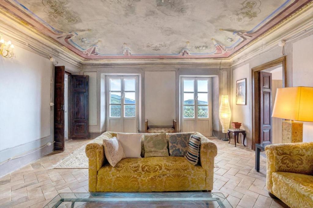 uma sala de estar com um sofá e um tecto em AFFRESCATO - Palazzo Ravaschieri em Bracelli