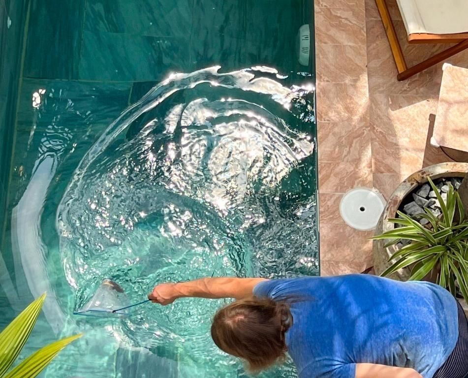 una mujer está en una piscina en una piscina en Nguyễn Villa Royale, en La Gi
