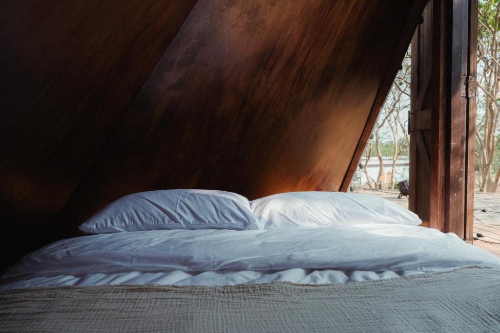 Postel nebo postele na pokoji v ubytování Cabin Home อยู่ป่า wild and free