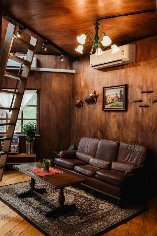 Posezení v ubytování Cabin Home อยู่ป่า wild and free