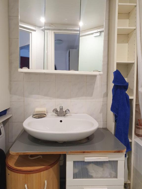 a bathroom with a sink and a mirror at EXIGEHOME - Joli 2 pièces à 2 pas du Château de Versailles in Versailles