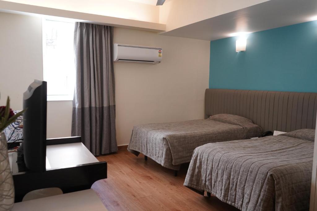 Postel nebo postele na pokoji v ubytování Hotel Diplomat, Colaba
