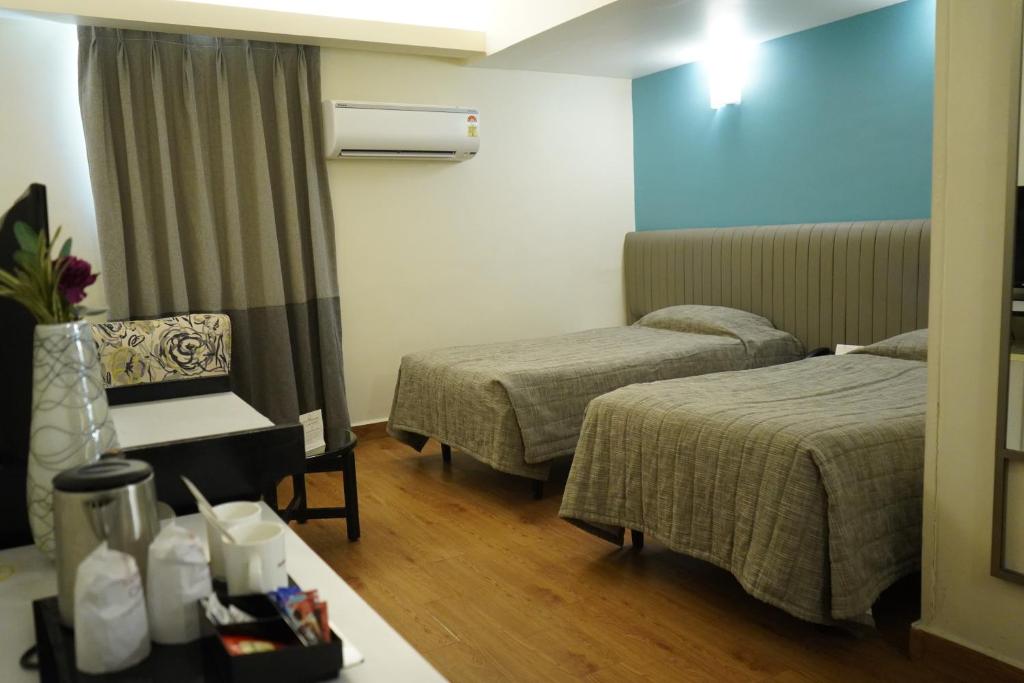 Postel nebo postele na pokoji v ubytování Hotel Diplomat, Colaba