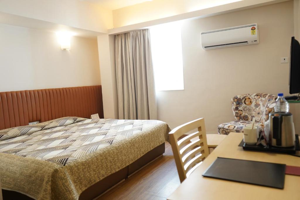 Postel nebo postele na pokoji v ubytování Hotel Diplomat, Colaba