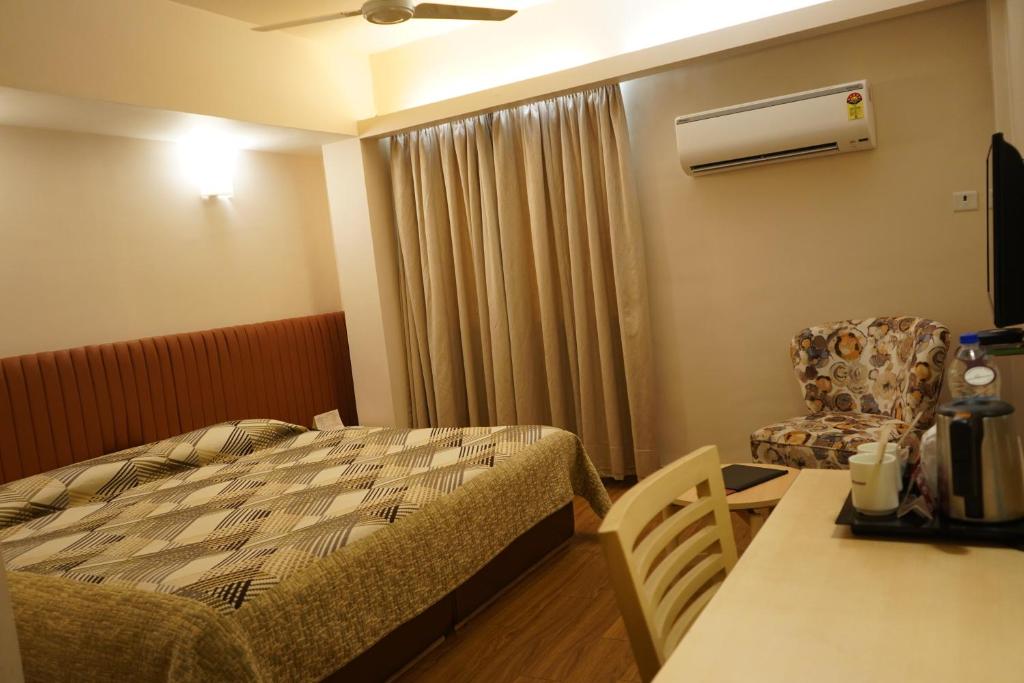 Postel nebo postele na pokoji v ubytování Hotel Diplomat, Colaba