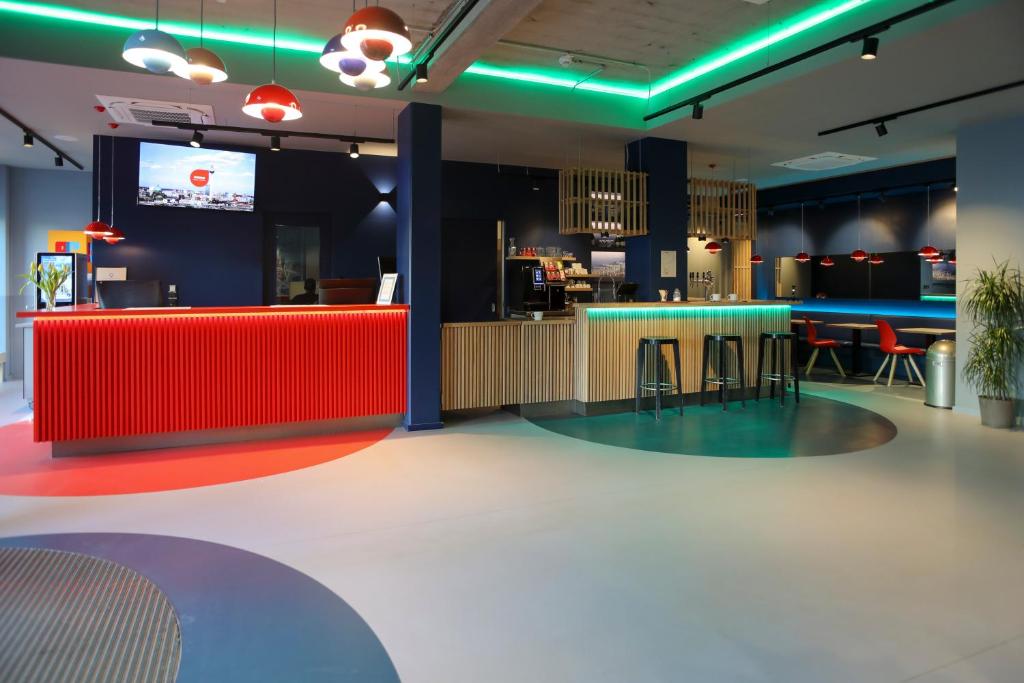 Um restaurante ou outro lugar para comer em acama Hotel & Hostel Kreuzberg