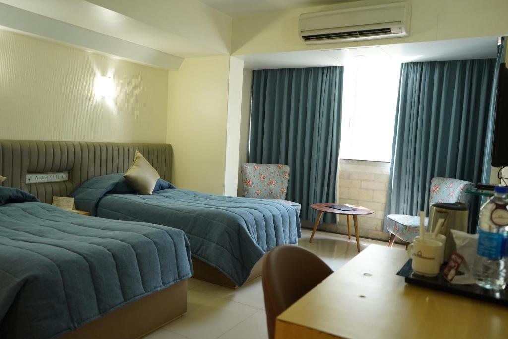 Postel nebo postele na pokoji v ubytování Hotel Diplomat, Colaba