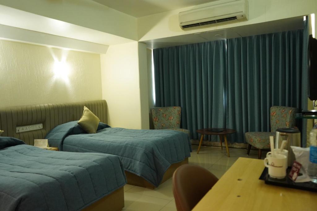 Postel nebo postele na pokoji v ubytování Hotel Diplomat, Colaba