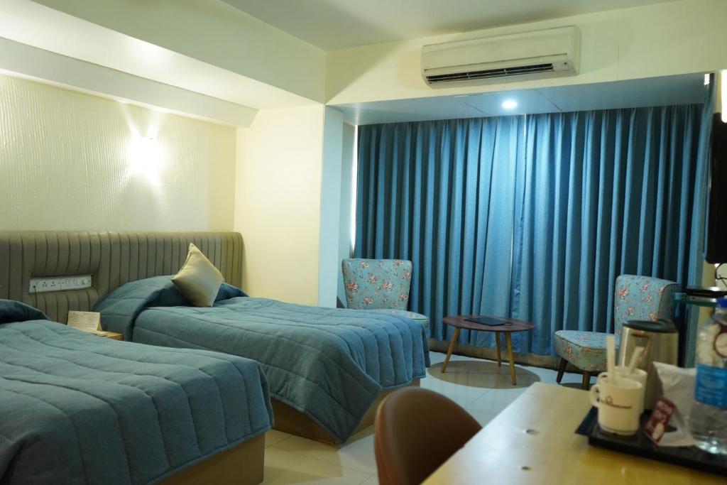 Postel nebo postele na pokoji v ubytování Hotel Diplomat, Colaba