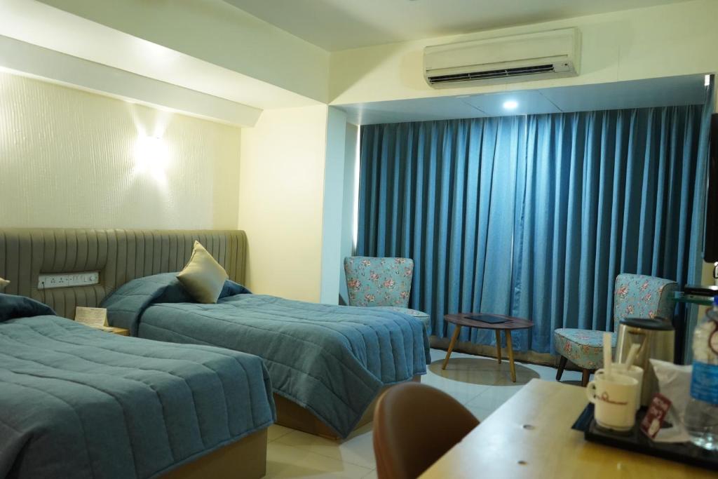 Postel nebo postele na pokoji v ubytování Hotel Diplomat, Colaba