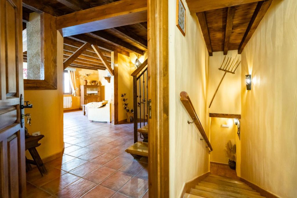 a hallway of a house with wooden ceilings at Posada El Aprisco Manjirón in Manjirón