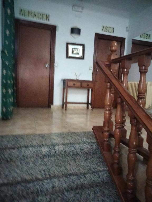uma entrada para um quarto com uma escada e duas portas em Hostal Júcar em Añover de Tajo