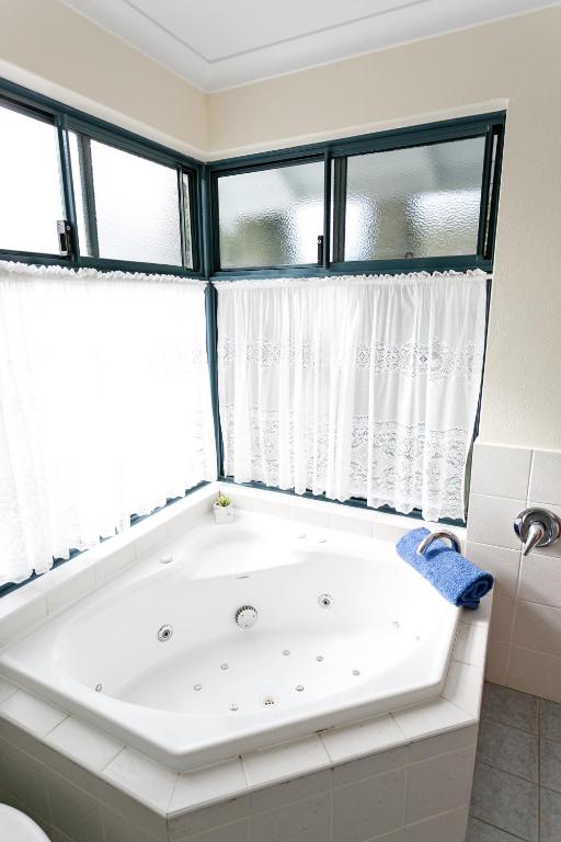 Dolphin Lodge Albany - Self Contained Apartments at Middleton Beach - One-Bedroom Apartment With Spa Bath