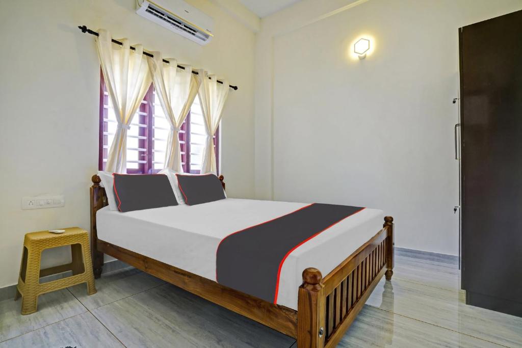 Ένα ή περισσότερα κρεβάτια σε δωμάτιο στο OYO Thyparambil Arcade
