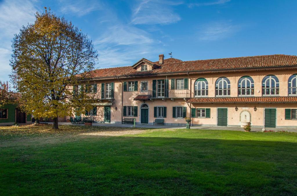 uma casa grande com um grande quintal em frente em Villa Fogliacchi em La Morra