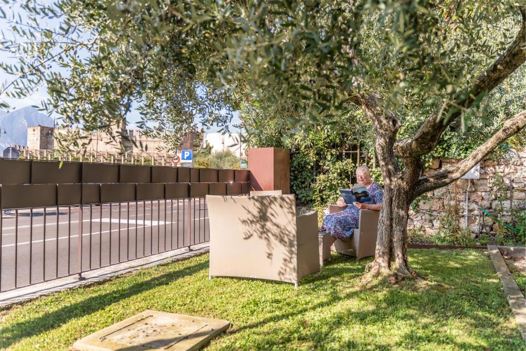 A garden outside Hotel Al Castello