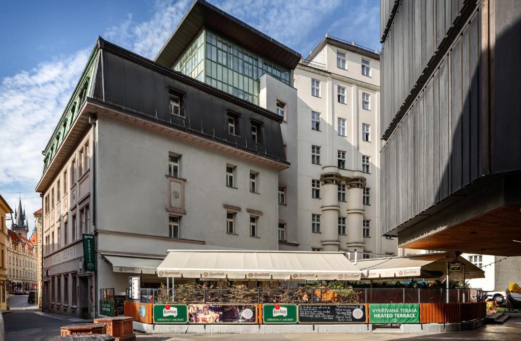 um grande edifício com uma loja em frente em Hotel Esprit em Praga