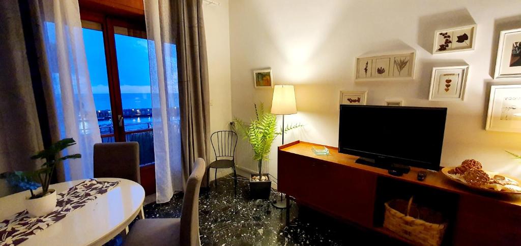 A television and/or entertainment centre at Casa Al Castello