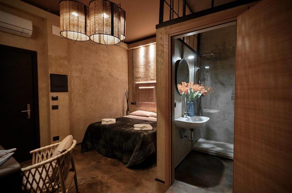 - une chambre avec un lit, un lavabo et un miroir dans l'établissement Hostel 7, à Florence