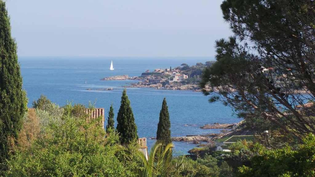 - une vue sur une grande étendue d'eau avec un voilier dans l'établissement tourillonne, aux Issambres