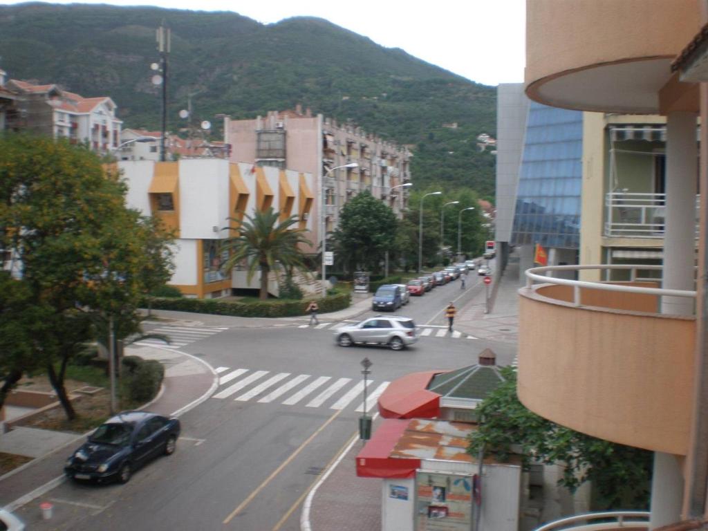 - une vue sur une rue de la ville avec des voitures sur la route dans l'établissement Jana apartments 2, à Tivat